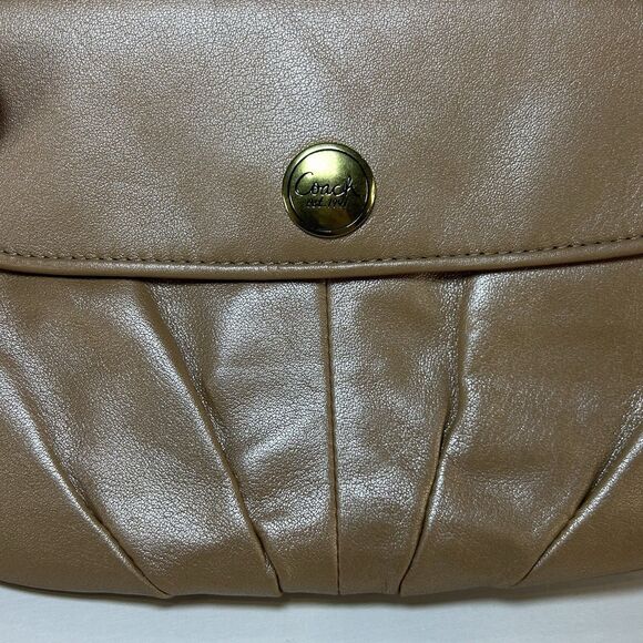 VTG COACH pleated brown leather Wristlet Clutch w/Logo Tap magnetic snap button - Picture 2 of 10